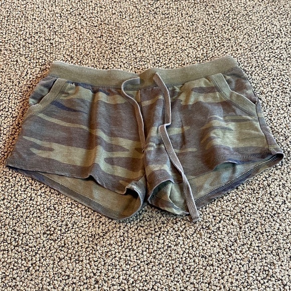 Z Supply Camo Green Shorts Size XS w/ Drawstring in Like New Condition - Picture 1 of 8